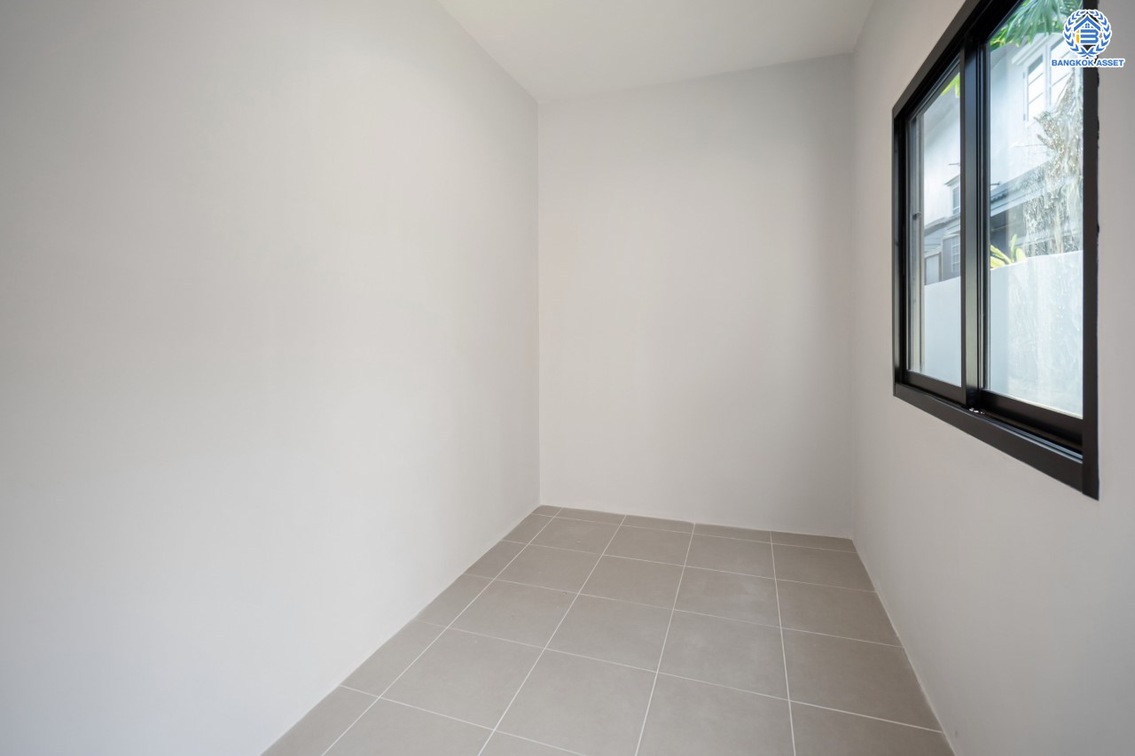 บ้านมือสองตกแต่งใหม่ ม.บุญโต55 แจ้งวัฒนะ ทำเลโซนเมือง!  เนื้อที่ 50 ตร.ว. ฟังก์ชันจัดเต็ม 3 ห้องนอน 4 ห้องน้ำ 1 ห้องแม่บ้าน รองรับทุกการอยู่อาศัย ทำเลเดินทางสะดวกเพียง 1 กม.จากจุดขึ้นทางด่วนศรีสมาน ใกล้เมืองทองธานี เซ็นทรัลแจ้งวัฒนะ และ รถไฟฟ้าสายสีแดง "สถานีหลักสี่"